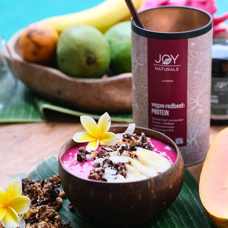 vegan-redbeet:PROTEIN lässt sich super einfach zu einer leckeren und nährstoffreichen Smoothiebowl mixen.