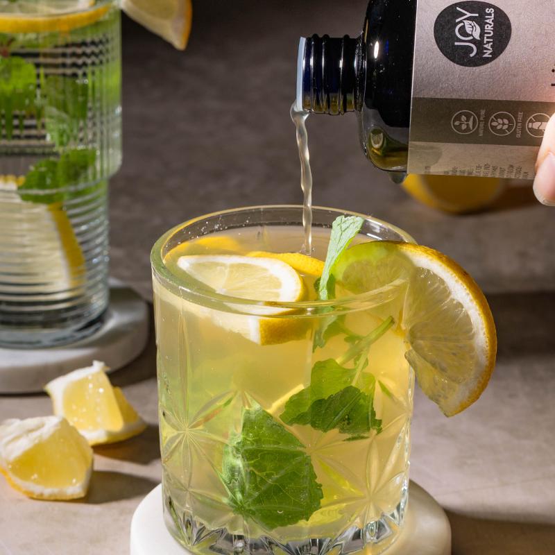 Bitter Pro in ein Glas Wasser geben