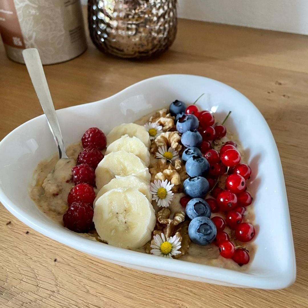 Crispy mandel:PROTEIN Porridge garniert mit frischen Früchten und Walnüssen