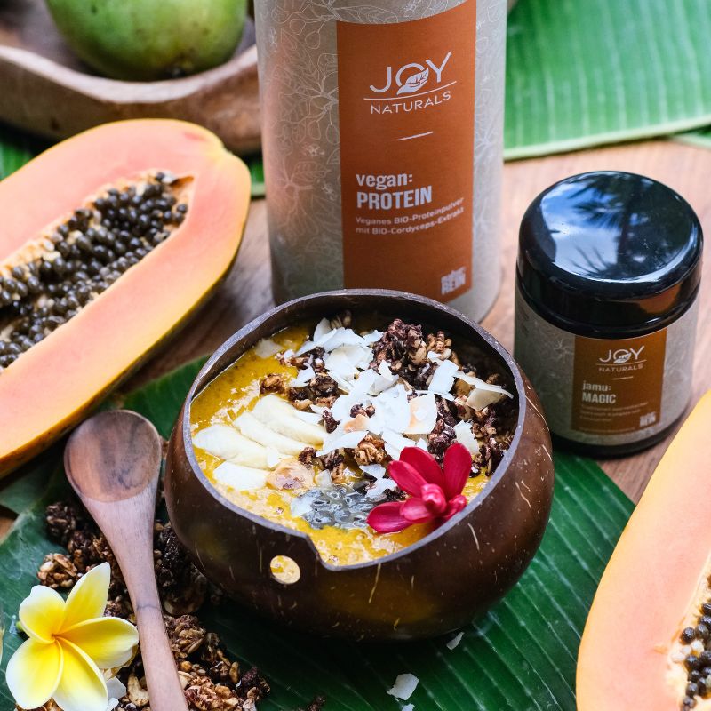 vegan:carrot-PROTEIN & jamu:MAGIC vereint in einer magischen Smoothiebowl.