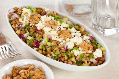 Berglinsen-Salat mit geröstetem Gemüse und Zitronen-Kräuter-Dressing