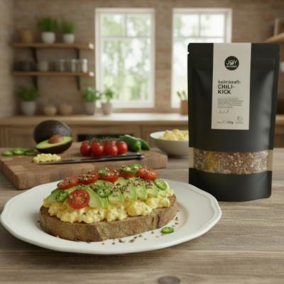 Getoastetes Vollkornbrot mit saftigem Rührei, Avocado & Keimkraftmix Chili-Kick