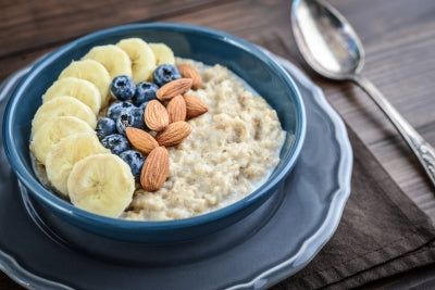 Dieses einfache & nährstoffreiche Mandel-Protein-Porridge liefert dir wertvolles Protein, gesunde Fette, Magnesium und Calcium.