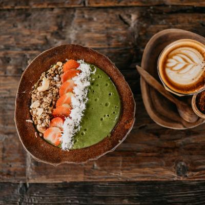 Green Energy Bowl mit Matcha, Früchten & Protein-Granola-Crunch