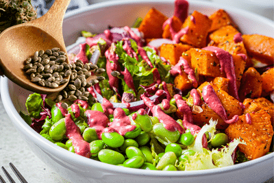 Puffbohnen-Kürbis-Salat mit vegan-redbeet:PROTEIN Dressing