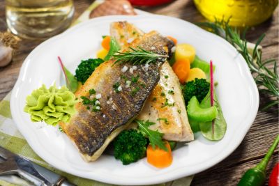 Das Forellenfilet mit buntem Gemüse und Wasabi ist ein Gericht, das die perfekte Balance zwischen Meeresfrische, knackigem Gemüse und einer feurigen Würze findet.