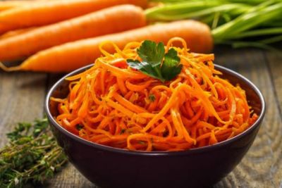 Karotten-Salat - eine erfrischende und ausgleichende Mahlzeit, die für alle Doshas geeignet ist