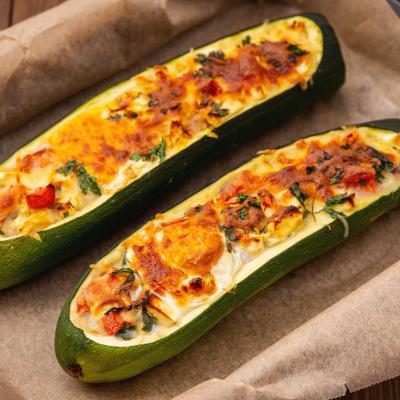 Gefüllte Zucchini mit Feta und Paprika