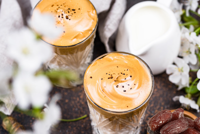 Genieße unseren Gewürz-Mandel-Latte mit dem magischen Touch von jamu:MAGIC!