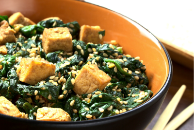 Schnell zubereitet und voll mit Nährstoffpower + besonderem Nährstoffplus aus jamu:MAGIC für Widerstandskraft und Zellschutz ist unsere Tofu-Spinat Bowl ein wahres Highlight.