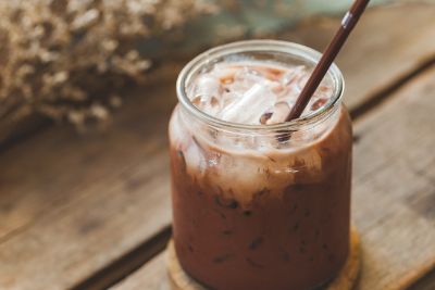 no:COFFEE und choco:MAGIC - diese beiden Kraftpakete, kombiniert mit Hafermilch, auf Eis serviert - ein Getränk, das nicht nur schmeckt, sondern auch erhebliche gesundheitliche Vorteile hat.