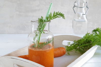 Einfach zubereitet liefert dir dieser leckere vegan-carrot:PROTEIN Karotte Shake zum hochwertigen Protein komplexe Kohlenhydrate.