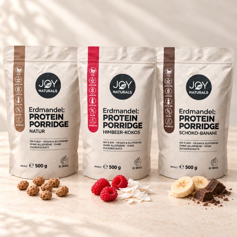 JOY NATURALS Erdmandel Protein Porridge in Natur, Himbeer-Kokos und Schoko-Banane: drei 500-g-Beutel mit passenden Zutaten.