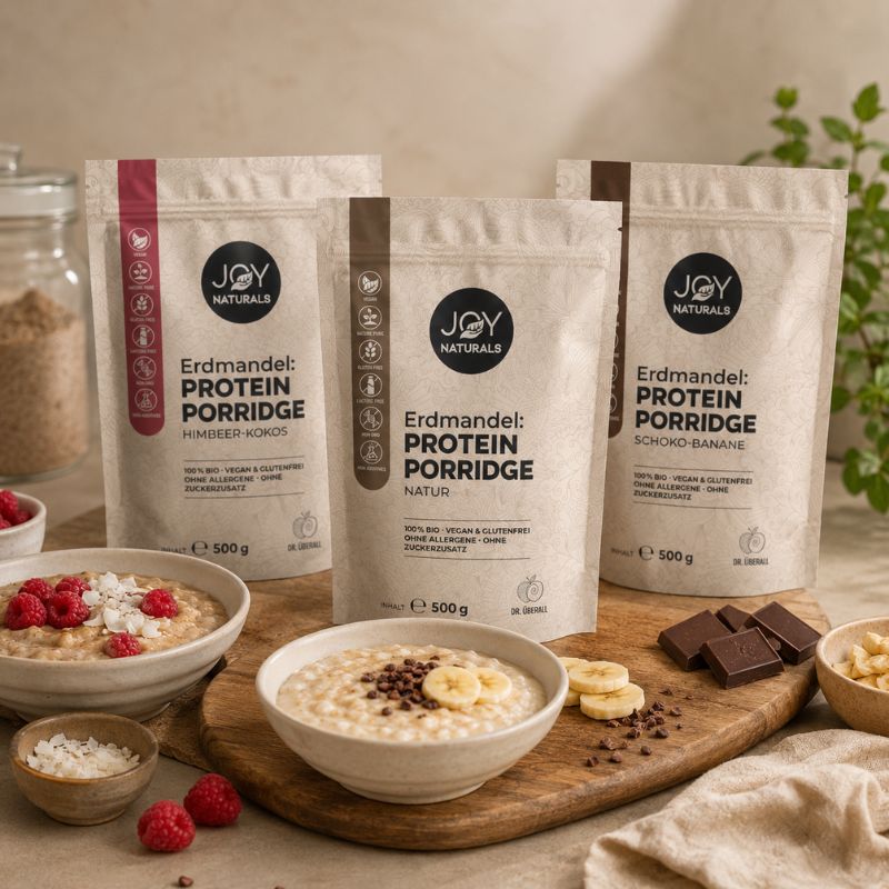 Erdmandel Porridge Trio – Nussfrei genießenDie nussfreie Alternative zu unserem beliebten Mandel Porridge: cremig, natürlich lecker und 100 % pflanzlich. Mit Bio-Erdmandel und Flohsamenschalen sowie drei abwechslungsreichen Sorten ist das Trio perfekt für deine neue Frühstücksroutine.