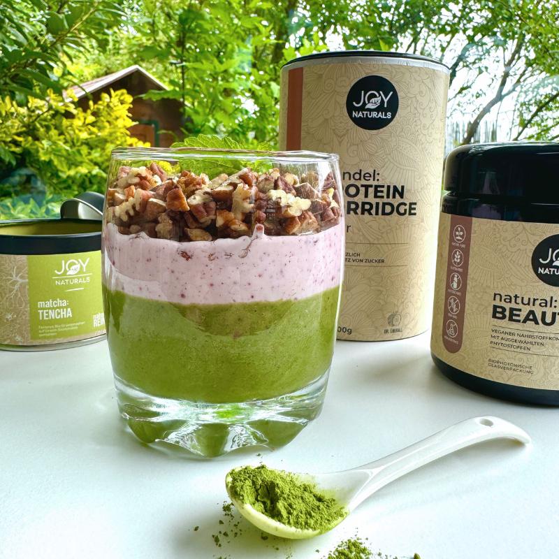 Mandel-Protein Porridge mit Matcha und naturalBEAUTY Topping