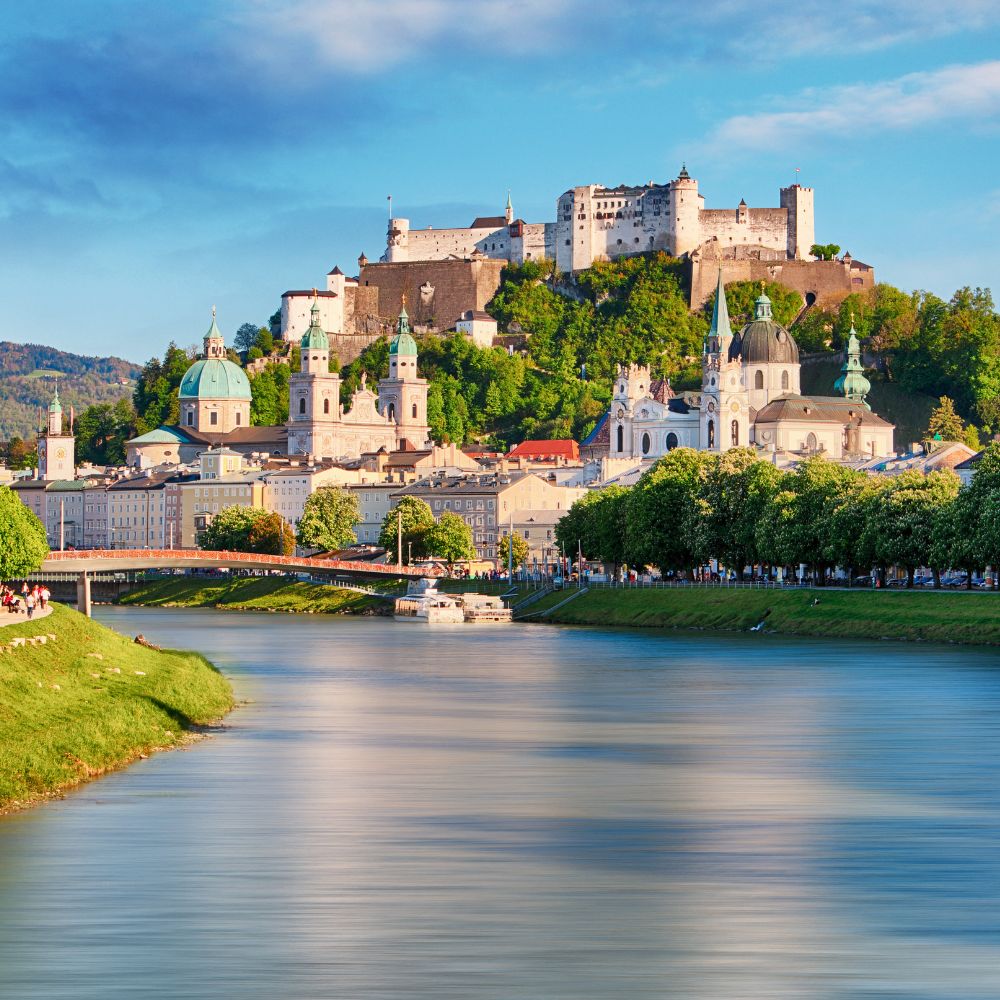 Stadt Salzburg mit Ausblick auf die Festung Hohensalzburg.